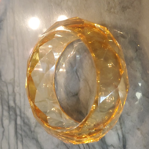 Large bangle lucite bangle plastic light amber color - Picture 1 of 2